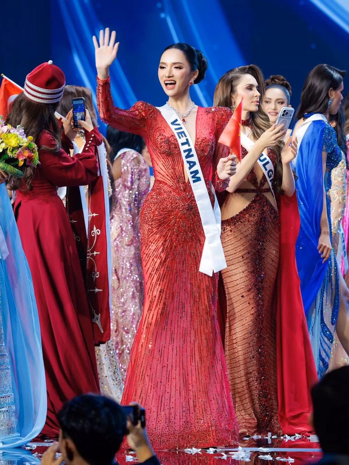 Miss Grand International All Stars 2026 là cuộc thi nhan sắc quốc tế thứ ba mà Hương Giang tham dự. Hiện tại, mỹ nhân chuyển giới chưa lên tiếng về lý do tiếp tục hành trình chinh phục sân chơi sắc đẹp.