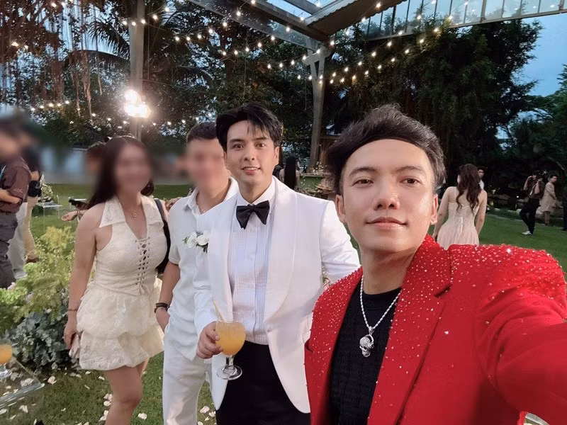Ca sĩ Phạm Trưởng chúc mừng Hồ Quang Hiếu và Tuệ Như. Ảnh: FB Phạm Trưởng.