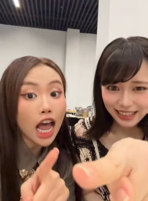 Phương Mỹ Chi cùng nữ ca sĩ người Nhật Bản Miyuna nhảy múa theo câu hát "Ruby-chan hai, nani ga suki" gây sốt mạng xã hội châu Á. Ảnh: FB Phương Mỹ Chi.