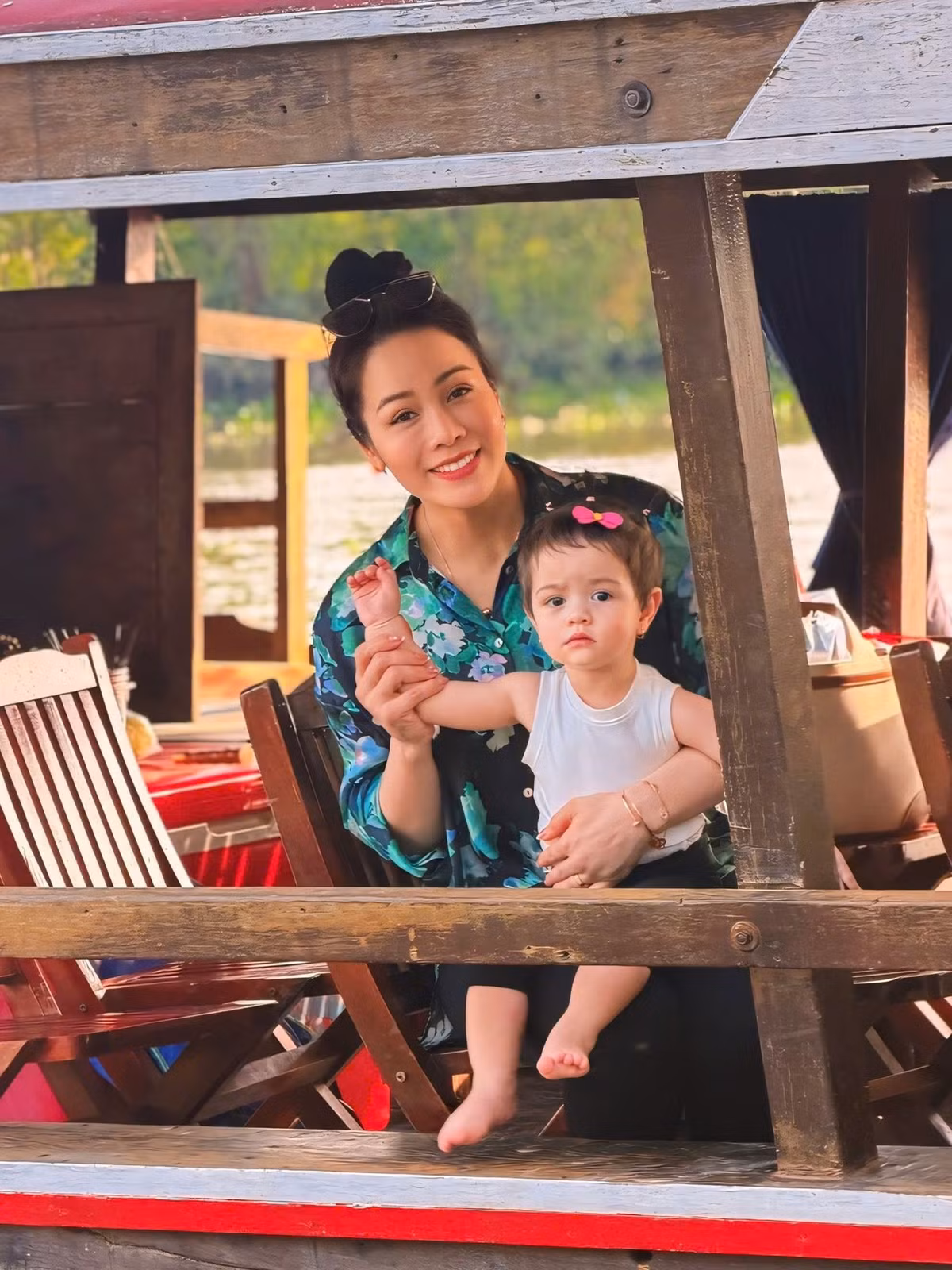 Nhật Kim Anh trân trọng những khoảnh khắc bên con gái. Nữ diễn viên chia sẻ trên Người Đưa Tin, cuộc sống thường ngày của cô thay đổi nhiều từ khi bé Julia chào đời.