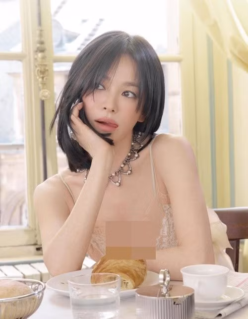Song Hye Kyo gây ấn tượng khi diện váy hai dây phối ren mỏng, khoe bờ vai thanh mảnh và vẻ ngoài gợi cảm. Kiểu tóc ngắn ôm mặt giúp nữ diễn viên thêm trẻ trung.