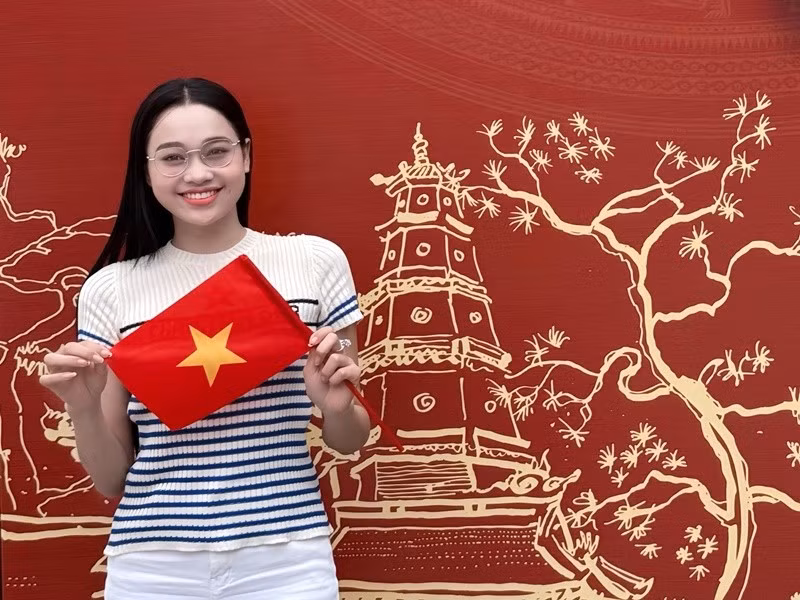 Mỹ Linh cho biết thêm, cô luôn biết ơn và tỏ lòng thành kính đến những thế hệ đi trước đã bảo vệ Tổ Quốc và mang lại hòa bình cho dân tộc. Người đẹp tự hào là thế hệ trẻ Việt Nam yêu nước và luôn sẵn sàng khi Tổ quốc cần. Ảnh: FB Mỹ Linh.
