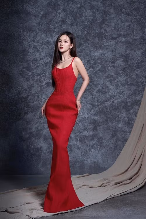 "Theo tôi thấy, chìa khóa quan trọng nhất là giữ gìn chế độ ăn uống lành mạnh và phù hợp với cơ thể mình. Đặc biệt không quá căng thẳng về cân nặng sau sinh vì sớm muộn sẽ về được cân cũ thôi. Và đặc biệt nếu tự mình chăm con thì sẽ về được nhanh hơn", Ngọc Anh chia sẻ về bí quyết lấy lại thân hình sau sinh nở. Ảnh: FB Ngọc Anh.