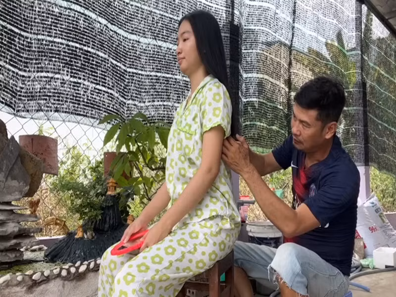 Nam diễn viên chiều chuộng vợ trẻ từ việc cắt tóc cho Ngọc Thưởng đến sơn ngôi nhà màu tím theo sở thích của vợ. Ảnh: Youtube Tiết Cương.