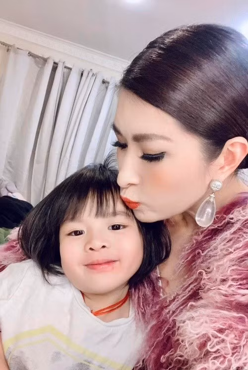 Theo Tiền Phong, quản lý truyền thông của Hồng Nhung cho biết: "Cô ấy nói hết duyên nên chia tay trong êm đẹp. Nữ ca sĩ không còn mong đợi vào chuyện tình cảm. Hồng Nhung xem đây như luật bù trừ của đời người nghệ sĩ, đôi khi không phải lúc nào cũng trọn vẹn". Ảnh: Sức Khỏe Đời Sống.