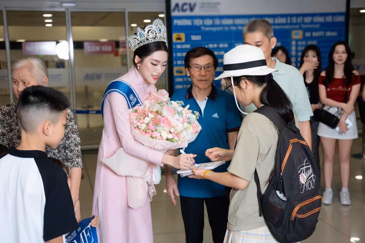 Không chỉ người thân, nhiều bạn bè và khán giả cũng đến chung vui, tạo nên một không khí ấm áp.