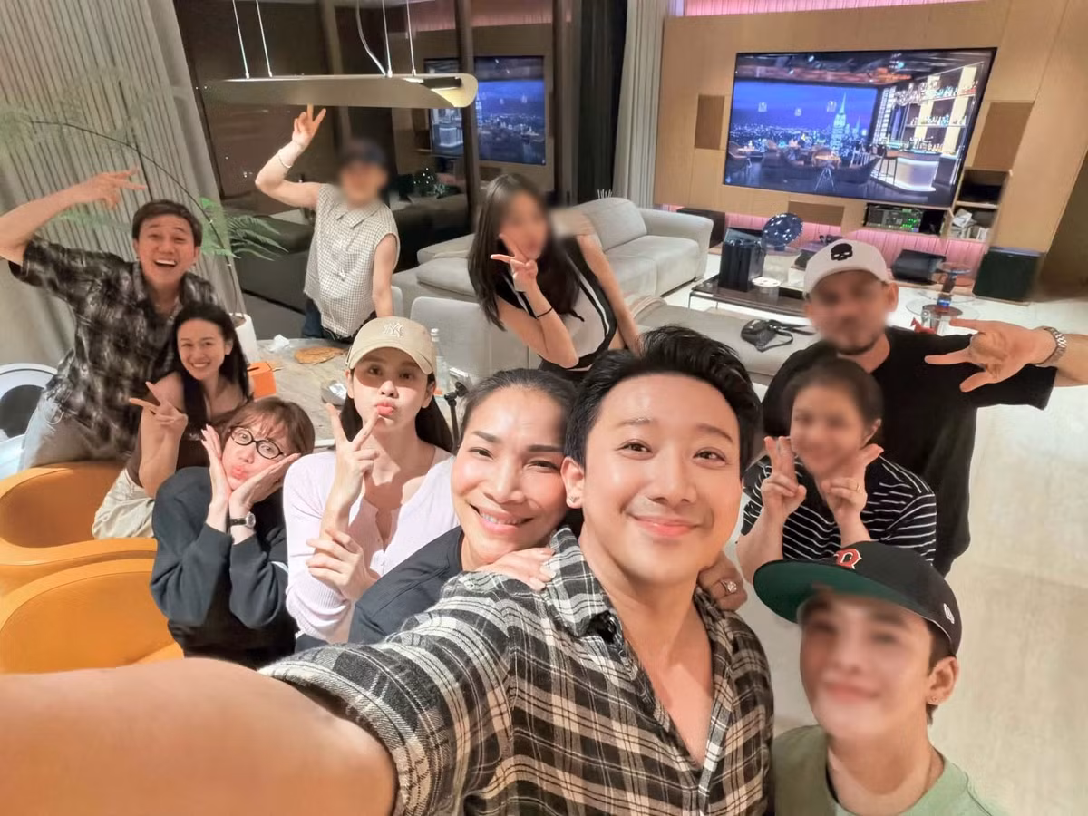 Trong chuyến về nước lần này, Hồng Ngọc có dịp gặp gỡ nhóm nghệ sĩ trẻ hơn nhờ Trấn Thành kết nối. Nữ ca sĩ cho biết buổi hội ngộ mang đến nhiều cảm xúc, đồng thời bày tỏ mong muốn tiếp tục học hỏi và đón nhận nguồn năng lượng tích cực từ các đồng nghiệp.