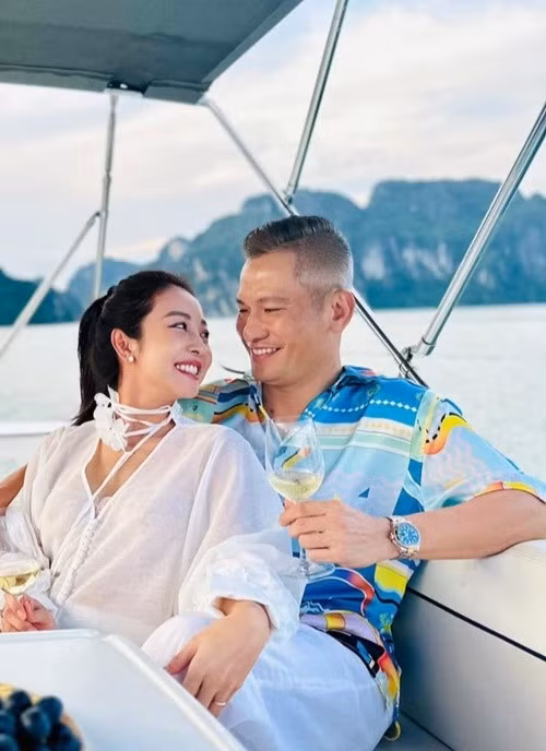 Sau hơn một thập kỷ gắn bó, cả hai vẫn giữ được sự đồng hành và chia sẻ trong cuộc sống thường ngày.