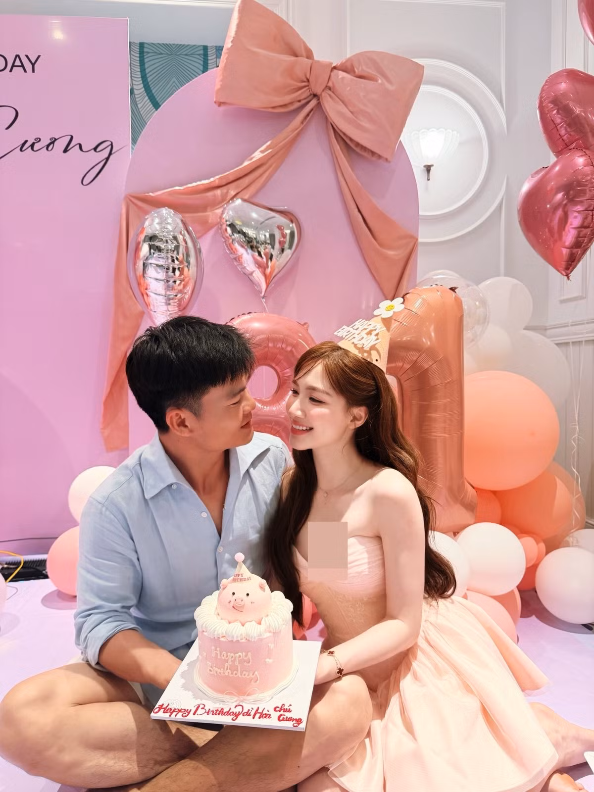Đi cùng bộ ảnh là dòng chia sẻ đầy tình cảm của nữ ca sĩ: "Chúc mừng sinh nhật vợ chồng mình. Em chúc ông xã có thật nhiều sức khỏe, chúc gia đình mình mãi hạnh phúc bên nhau".
