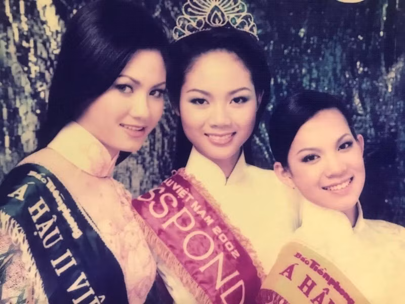 Mai Phương đăng quang Hoa hậu Việt Nam 2002 khi mới 17 tuổi. Thời điểm đó, cô nổi bật với gương mặt thanh tú, nụ cười tươi và nét đẹp trong trẻo. Ảnh: Đẹp.