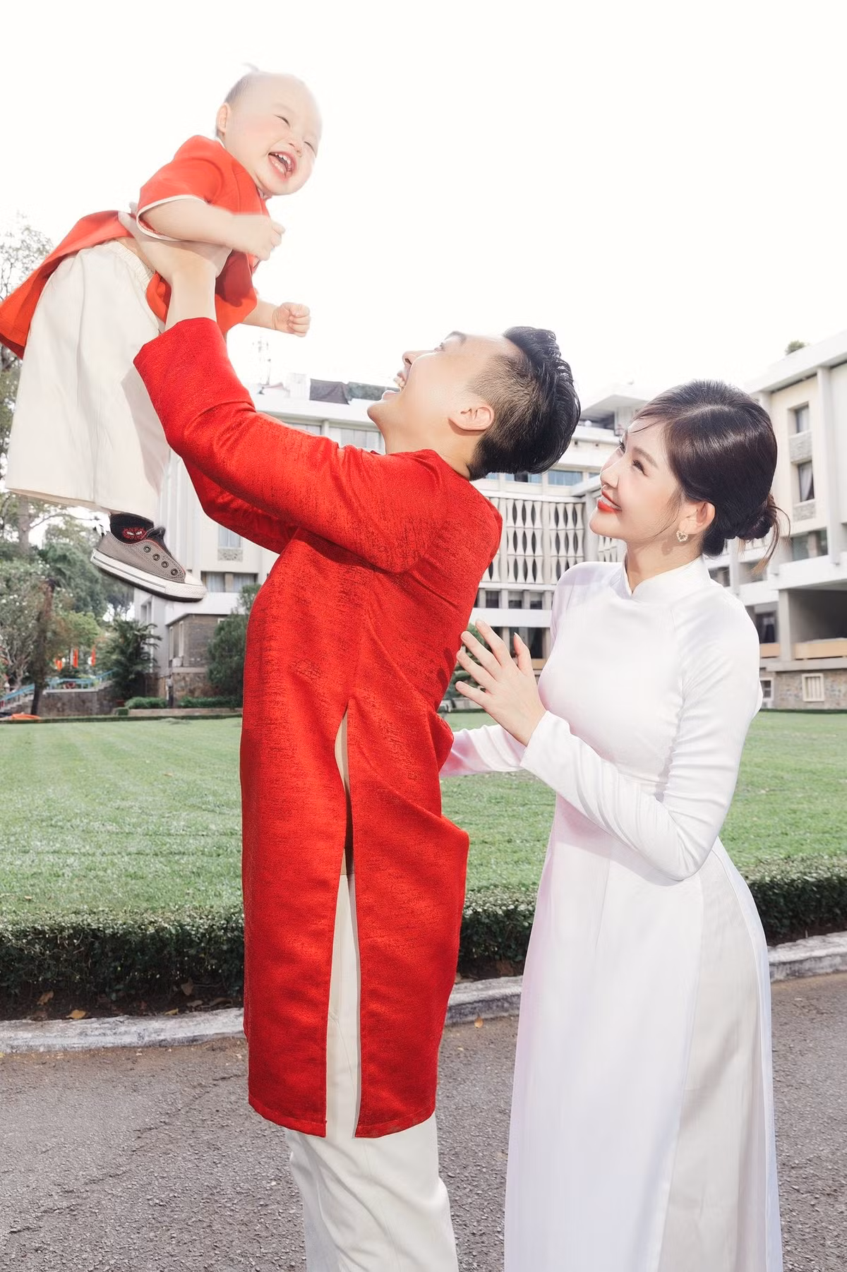 Vợ chồng Ngân Anh và con trai cùng diện áo dài.