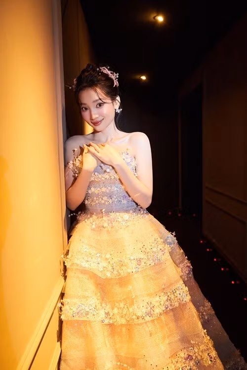 Trên phim trường “Quỷ nhập tràng 2”, Ngọc Hương phải đằm mình dưới mưa, gương mặt bê bết máu và thực hiện cảnh ăn lươn gây ám ảnh.