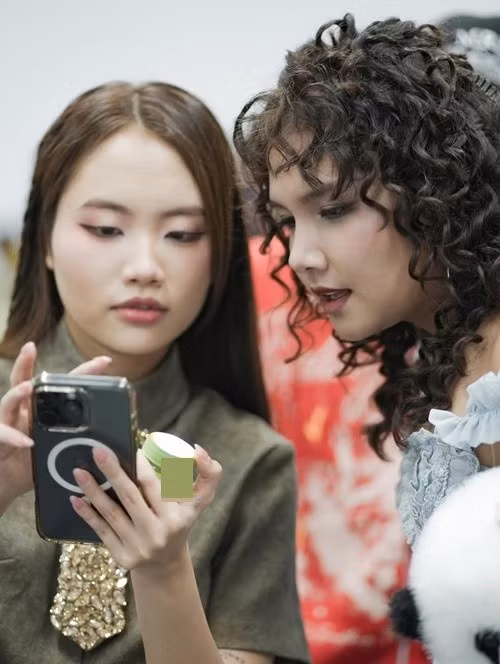 Giọng ca Vũ trụ có anh luôn thân thiện với các thí sinh khác. Ảnh: FB Phương Mỹ Chi.