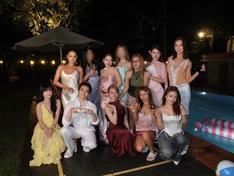 Dàn khách mời diện trang phục theo tông màu pastel đồng điệu, tạo nên không gian ấm cúng bên hồ bơi. Xuân Nghi cho biết đây là dịp để những người chị em thân thiết gặp gỡ, trò chuyện và tận hưởng khoảng thời gian độc thân cuối cùng cùng cô. Ảnh: FB Vũ Ngọc Anh.