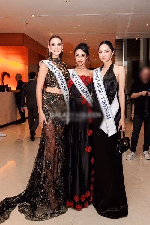 Hương Giang tạo ấn tượng gần gũi, thân thiện với các thí sinh khác. Ảnh: FB Hương Giang.