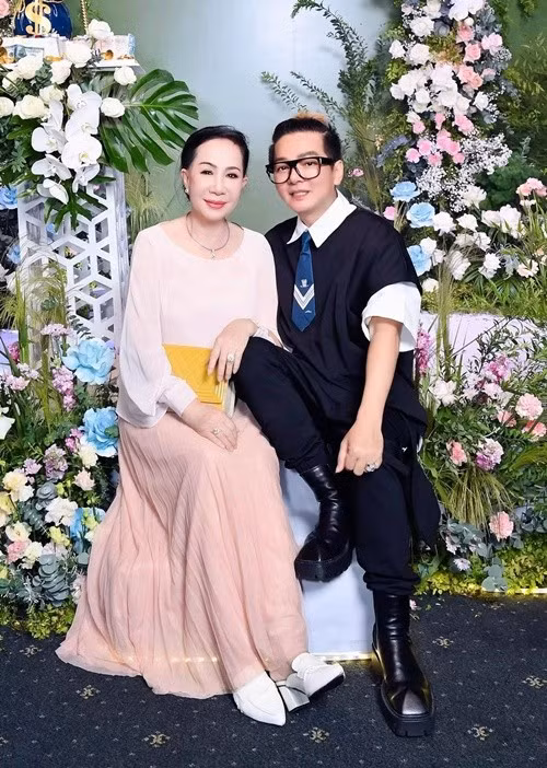 "Cô ấy hướng dẫn tôi từng cách đi đứng, nói chuyện ra sao cho giống phụ nữ nhất", nam ca sĩ cho biết. Ảnh: FB Vũ Hà.