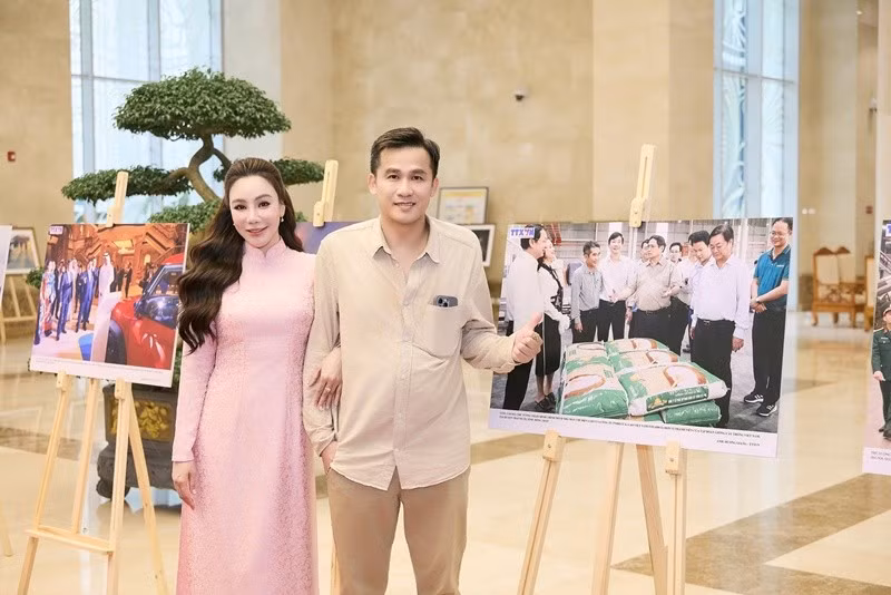 Doanh nhân Công Thành tháp tùng Hồ Quỳnh Hương tại một số sự kiện, chương trình.