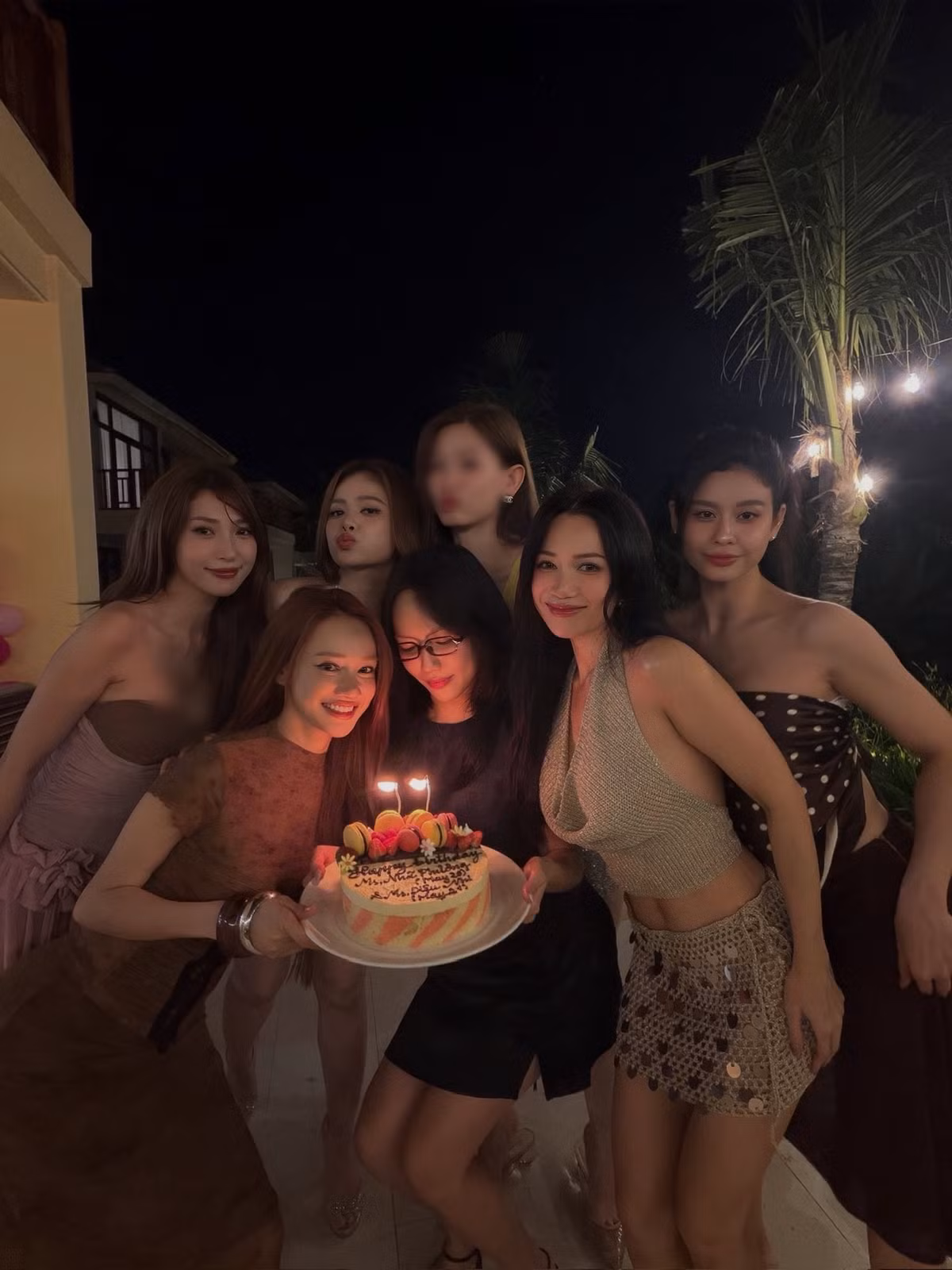 Ngoài Như Vân, Nhã Phương còn thân thiết với nhiều nghệ sĩ nữ trong làng giải trí. Trong một buổi tụ họp, cô xuất hiện cùng Sĩ Thanh, Khổng Tú Quỳnh và Trương Quỳnh Anh. Những cuộc gặp gỡ như vậy là dịp để các nghệ sĩ kết nối ngoài công việc.