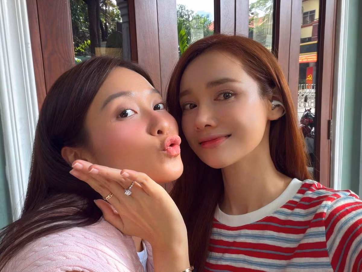 Bên cạnh đó, Khả Ngân cũng là một trong những đồng nghiệp thân thiết của Nhã Phương. Hai nữ diễn viên thường ghi lại những khoảnh khắc gần gũi bên nhau, cho thấy sự gắn kết ngoài màn ảnh.