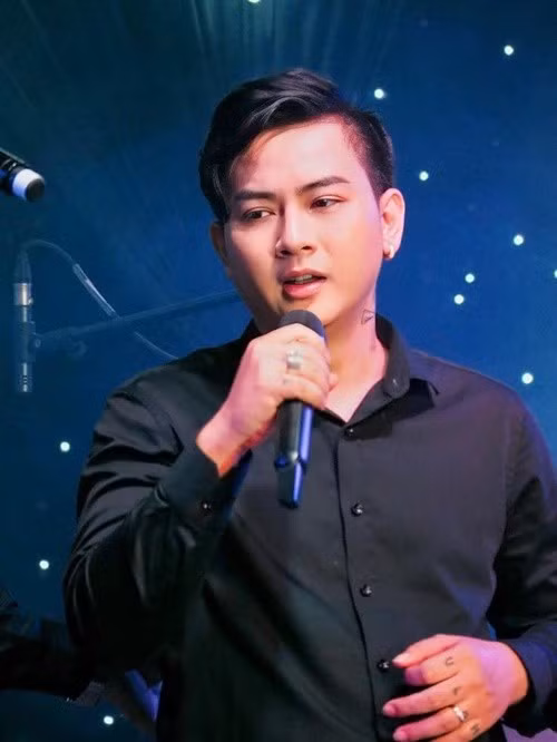 Năm 2024, Hoài Lâm chia sẻ trên truyền thông, anh cố gắng kiếm tiền để làm tròn trách nhiệm chu cấp cho hai con gái. Nam ca sĩ không đủ tự tin gặp các con, nói sẽ gặp Gà và Cún khi thấy bản thân trưởng thành hơn. Ảnh: Tiền Phong.