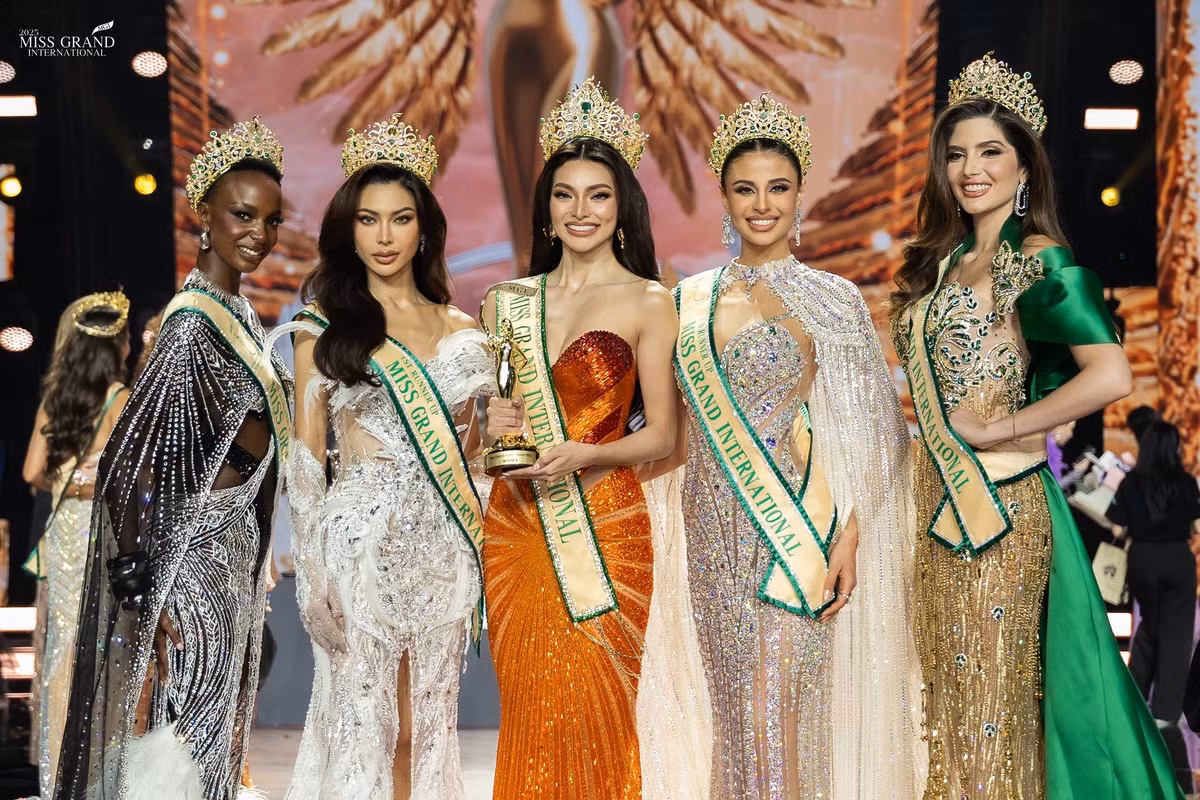 Emma nổi bật bên 4 á hậu Hoa hậu Hòa bình Quốc tế 2025. Ảnh: Miss Grand International.
