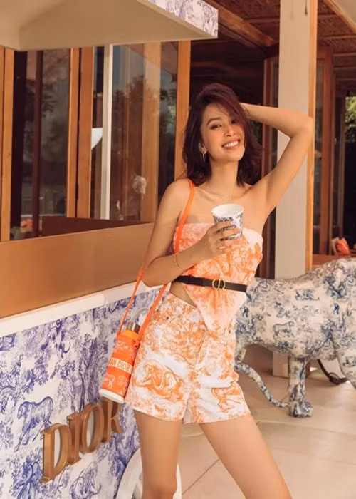 Mới đây, Hoa hậu Tiểu Vy không ngại đáp trả trước bài đăng của một fanpage: "Nhiều người thắc mắc Hoa hậu Tiểu Vy chả thấy đi làm gì, tối ngày up (đăng) ảnh bikini mà vẫn nhiều tiền". Ảnh: Thể Thao Văn Hóa.