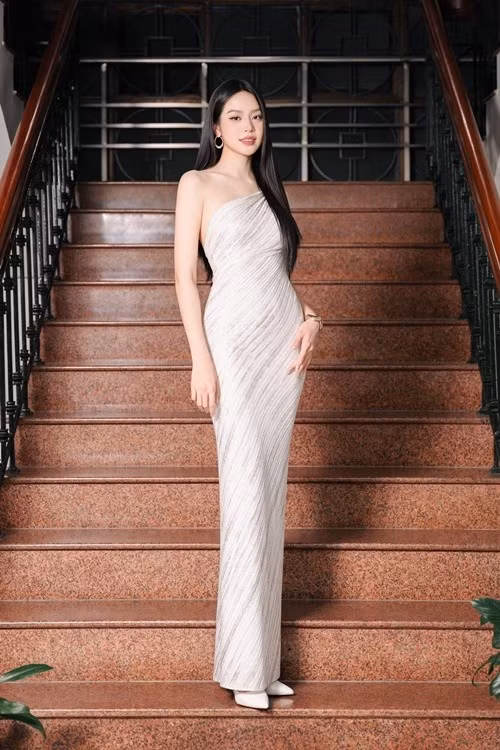 Thanh Thủy chia sẻ trên Tiền Phong, cô tập catwalk, tập hình thể, bài múa, tập nói, thuyết trình trước đám đông… đến quên ăn, quên nghỉ. “Có lần tôi bị mắng: Gần đi thi rồi nhưng hình ảnh của em chẳng khác gì so với lúc mới đăng quang, em chẳng có gì thay đổi, chẳng có gì tiến bộ cả. Những câu nói đó khiến tôi tổn thương theo cách tích cực, tôi càng cố gắng, nỗ lực nhiều hơn, các vết bầm do chấn thương trong quá trình luyện tập cũng xuất hiện nhiều hơn”, nàng hậu trải lòng. Ảnh: FB Thanh Thủy.