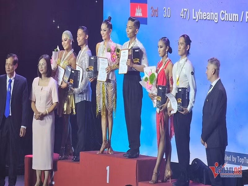 Vào tháng 7/2025, Phan Hiển - Thu Hương giành 3 huy chương vàng tại giải Vô địch Dancesport Đông Nam Á 2025.