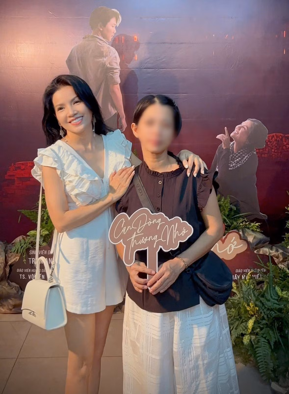 Ngày 1/8, nữ diễn viên phim Mùi ngò gai đăng tải hình ảnh bên một người thân. Ảnh: FB Ngọc Trinh.