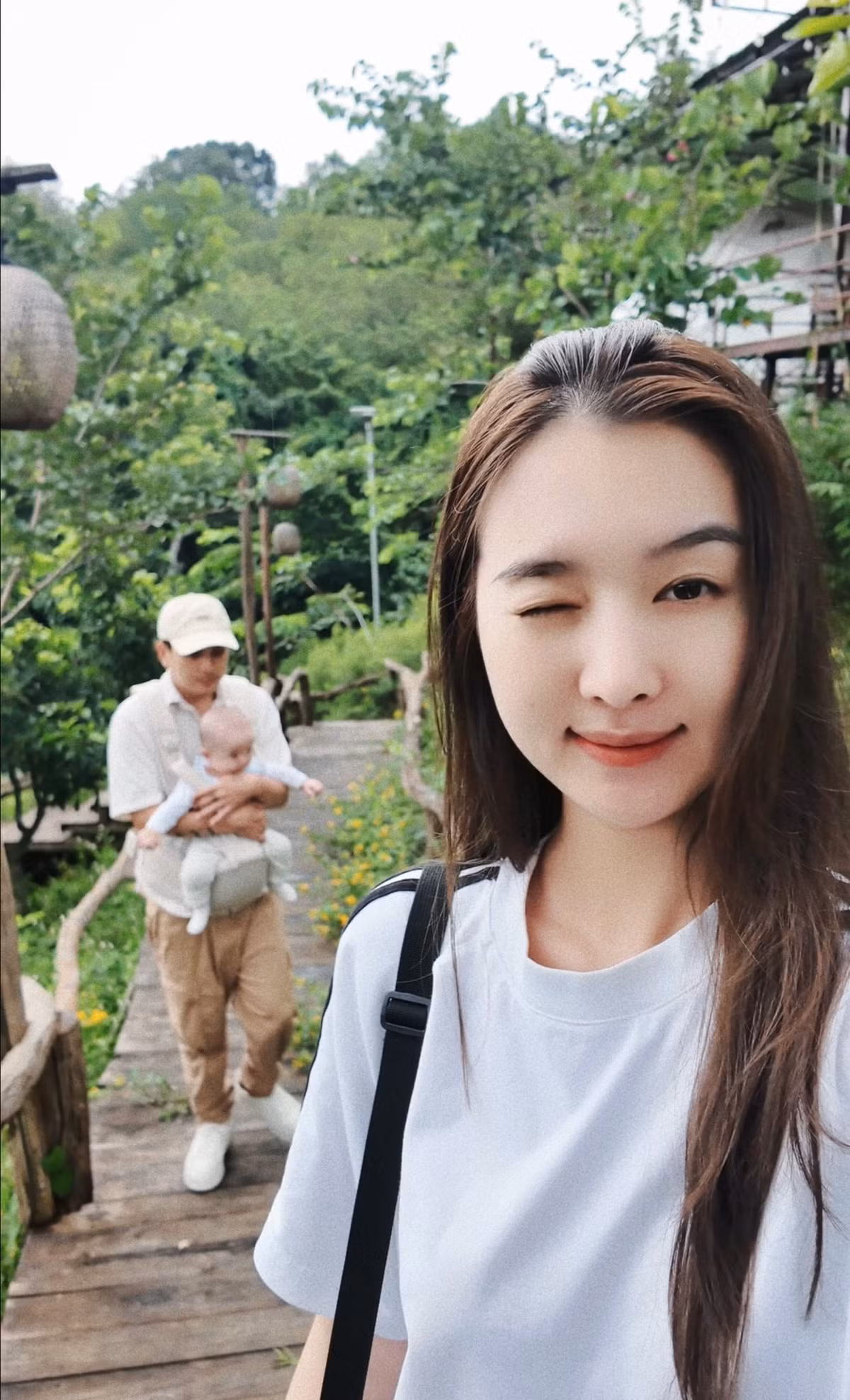 Sau khi chào đón con trai đầu lòng, Tuệ Như dành phần lớn thời gian cho gia đình, chủ động lùi về phía sau ánh đèn sân khấu để tập trung chăm sóc gia đình. Ảnh: FB Tuệ Như.