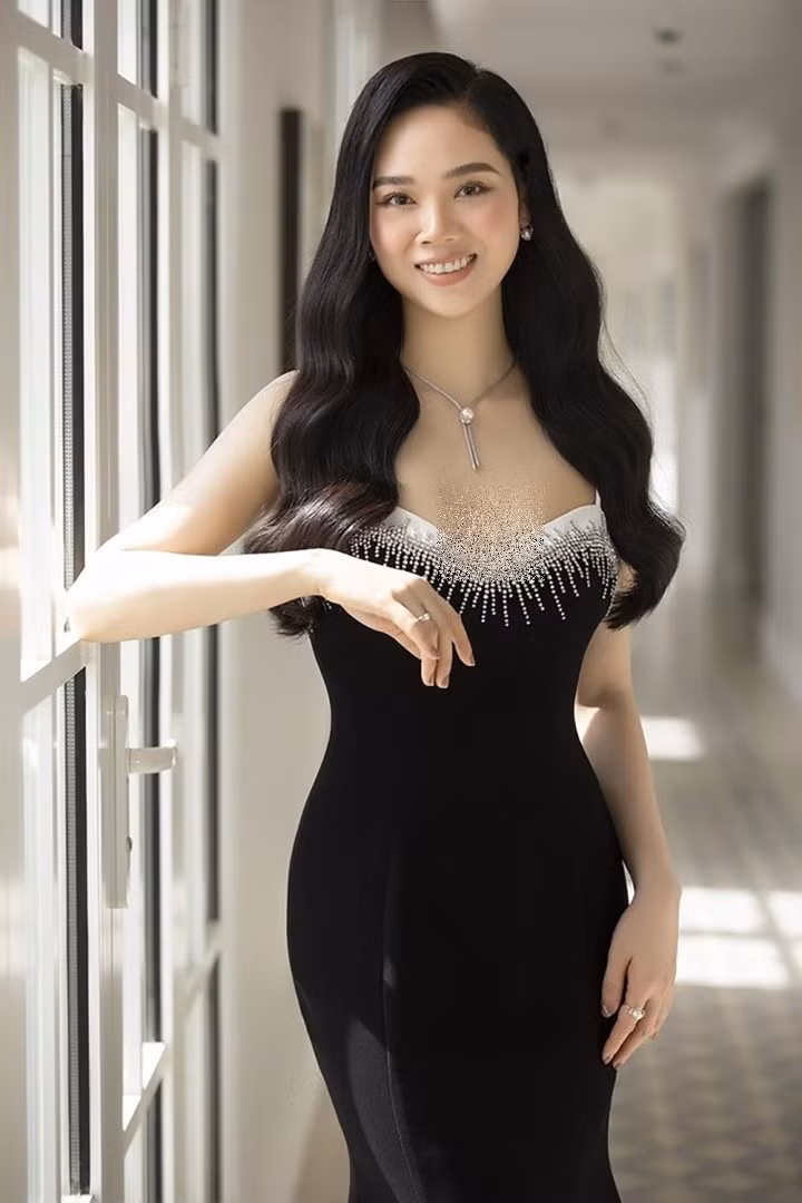 Mai Phương không bó hẹp phong cách trong những bộ đầm dạ hội nữ tính mà đôi khi lựa chọn trang phục có phom dáng hiện đại. Sự thay đổi này tạo thêm nét đa dạng cho hình ảnh của người đẹp. Ảnh: Vietnamnet.
