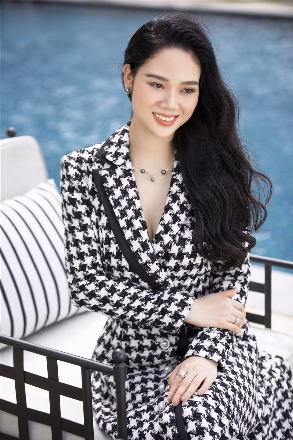 Bên cạnh trang phục, phong thái của Mai Phương cũng là điểm đáng chú ý qua những lần xuất hiện trước công chúng. Người đẹp thường giữ biểu cảm nhẹ nhàng, cách tạo dáng tự nhiên, phù hợp với hình ảnh nền nã gắn liền với cô nhiều năm qua. Ảnh: Vietnamnet.