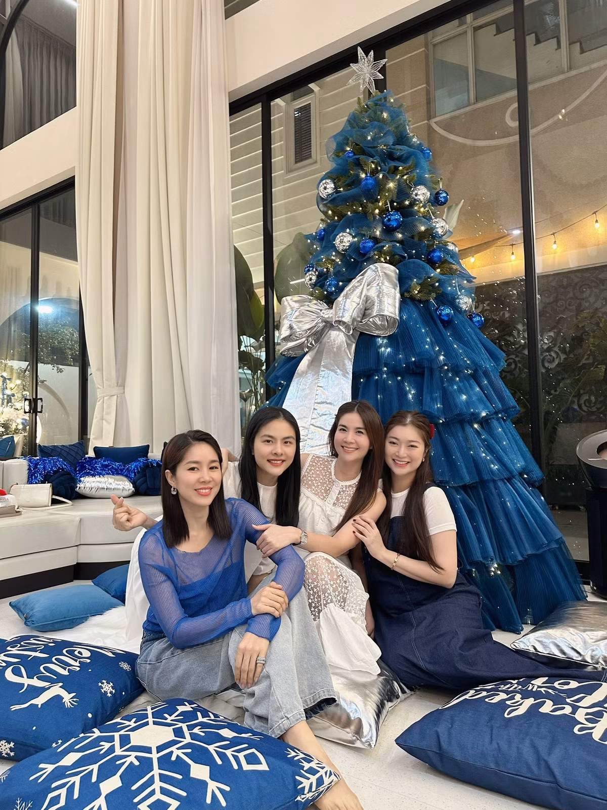 Dự tiệc tại nhà Vân Trang, Thanh Trúc bày tỏ: "Một buổi hội ngộ Noel ấm cúng của các gia đình chị em anh em thân thiết bao nhiêu năm. Vui và rộn ràng, ấm áp lắm. Cảm ơn gia đình của Vân Trang đã tổ chức rất chu đáo và thức ăn rất ngon cho mọi người và nhiều món quà cho các bé. Sẽ còn nhiều dịp mấy gia đình chúng ta gặp nhau nha”.Ảnh: FB Vân Trang.