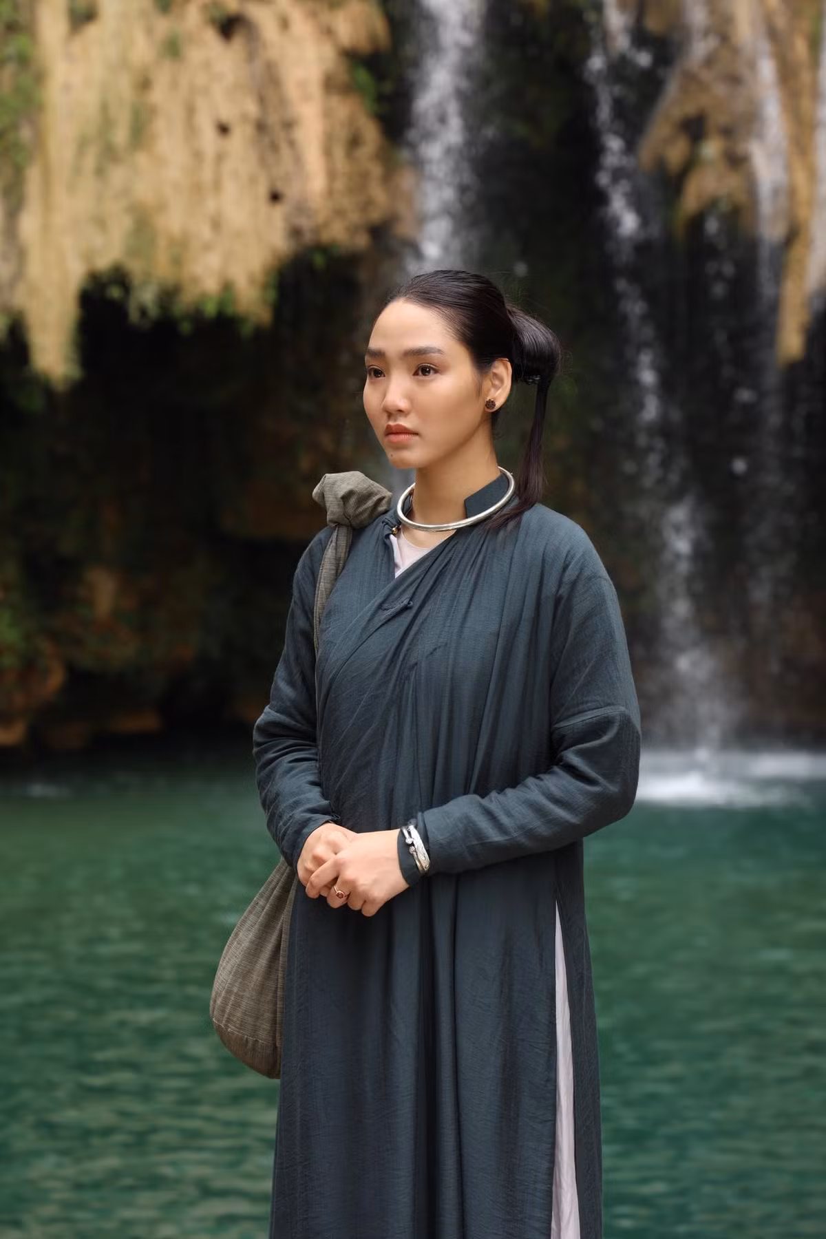 Trước khi vào vai con gái Trường Giang, Đoàn Minh Anh đóng phim Thám tử Kiên: Kỳ án không đầu của Victor Vũ. Vai diễn của cô là Nga -cháu gái của mợ Hai (do Đinh Ngọc Diệp đóng). Ảnh: FB Đoàn Minh Anh.