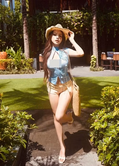 Không chỉ bó hẹp trong những bộ bikini truyền thống, cô còn thử nghiệm với các thiết kế mang hơi hướng thể thao như áo thun ôm sát phối cùng quần shorts tông màu pastel.