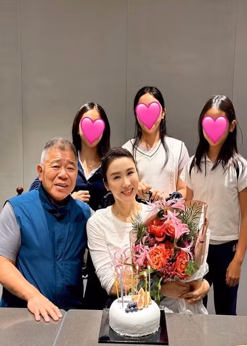 Vợ chồng Lê Tư có 3 con người con chung. Nữ diễn viên đến nay vẫn giấu mặt các con. Ảnh: Instagram Lê Tư.