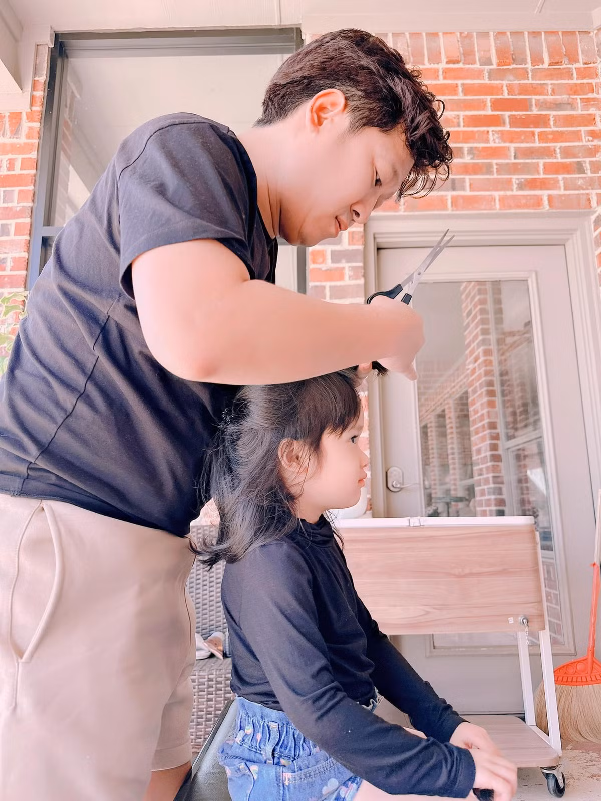 Nhã Phương không ít lần khoe Trường Giang chỉnh sửa tóc cho ái nữ. Ảnh: FB Trường Giang.
