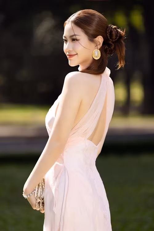 Diễm Trang có con gái đầu lòng năm 2016, con gái thứ hai đầu năm 2023. Sau sinh nở, nàng hậu vẫn giữ được vóc dáng thon gọn. Ảnh: FB Diễm Trang.