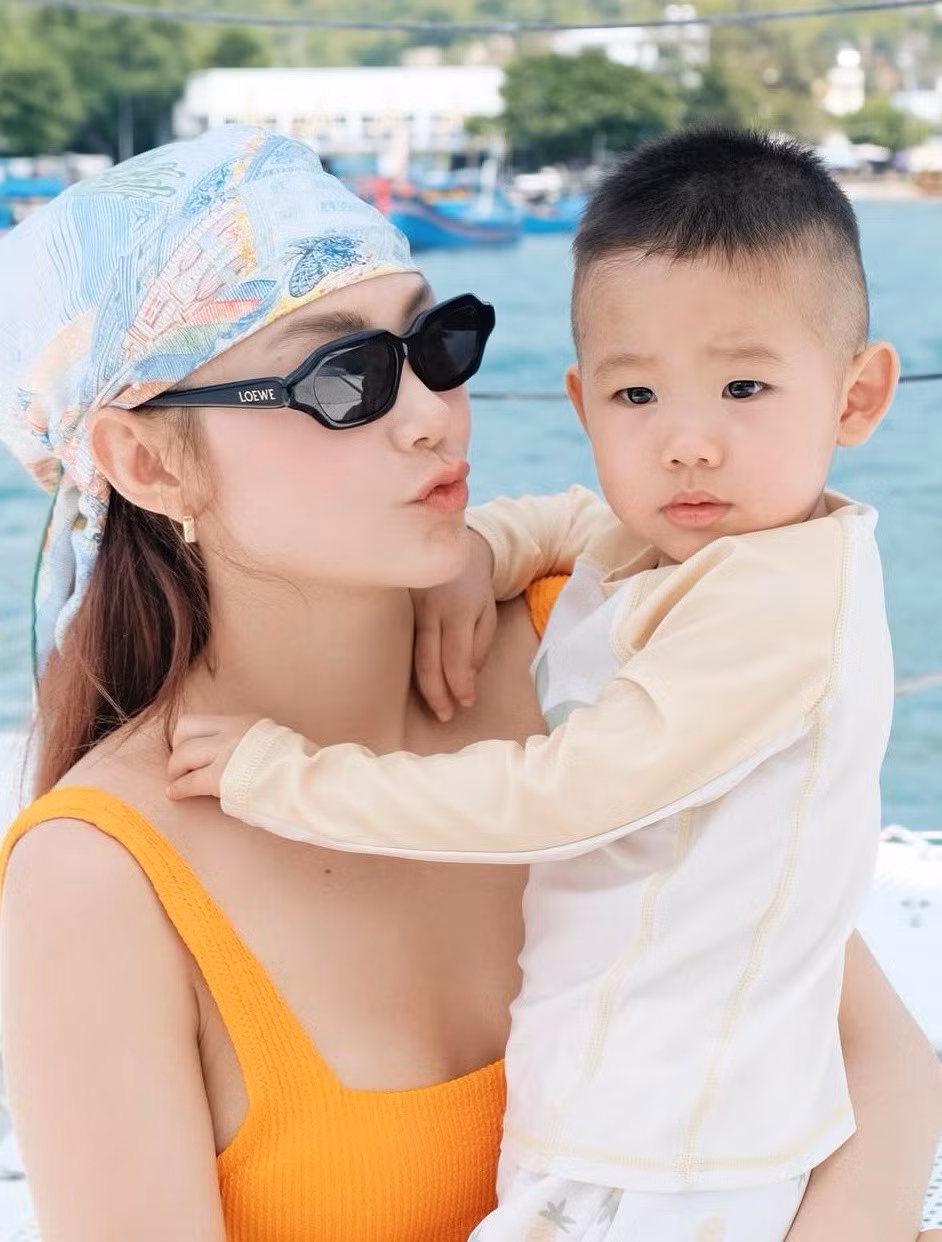 Minh Hằng đưa bé Mỡ đi du lịch trong và ngoài nước. Ảnh: FB Minh Hằng.