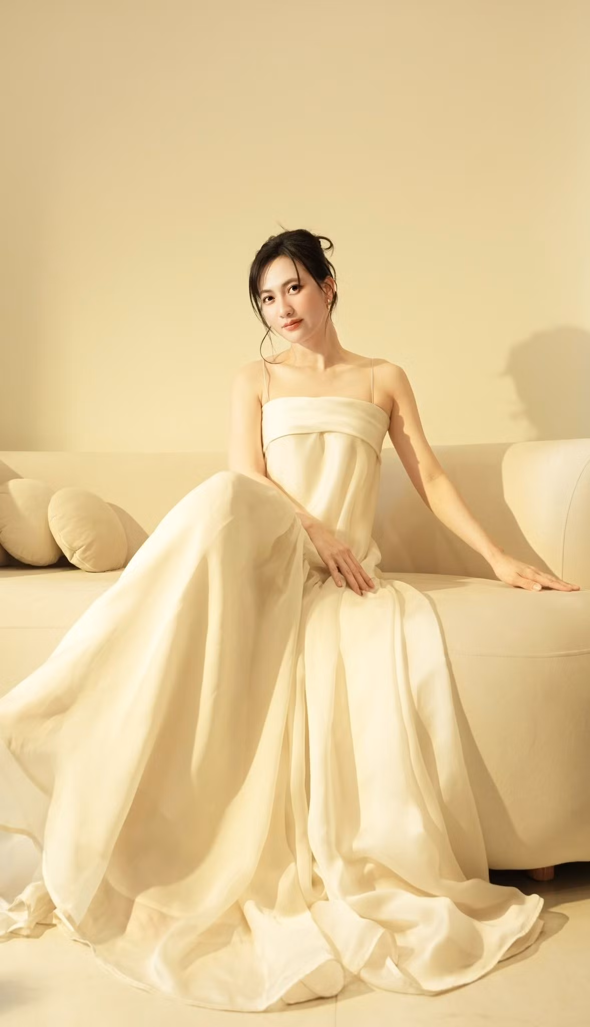 Mỗi lần xuất hiện tại sự kiện, người đẹp sinh năm 1992 ghi điểm nhờ sự chỉn chu và gu thời trang tinh tế.