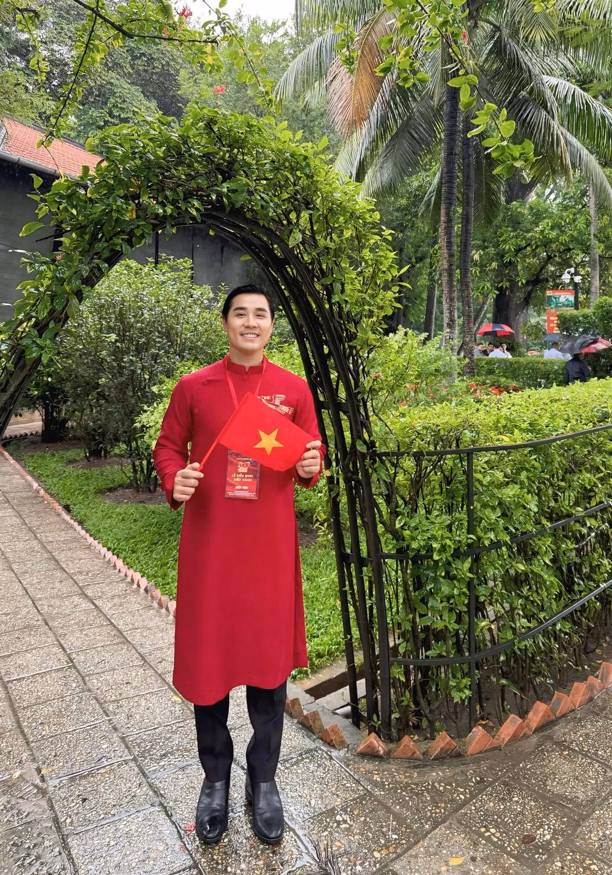 Nam MC nhận Huy hiệu mang tên Bác. Ảnh: FB Nguyên Khang.