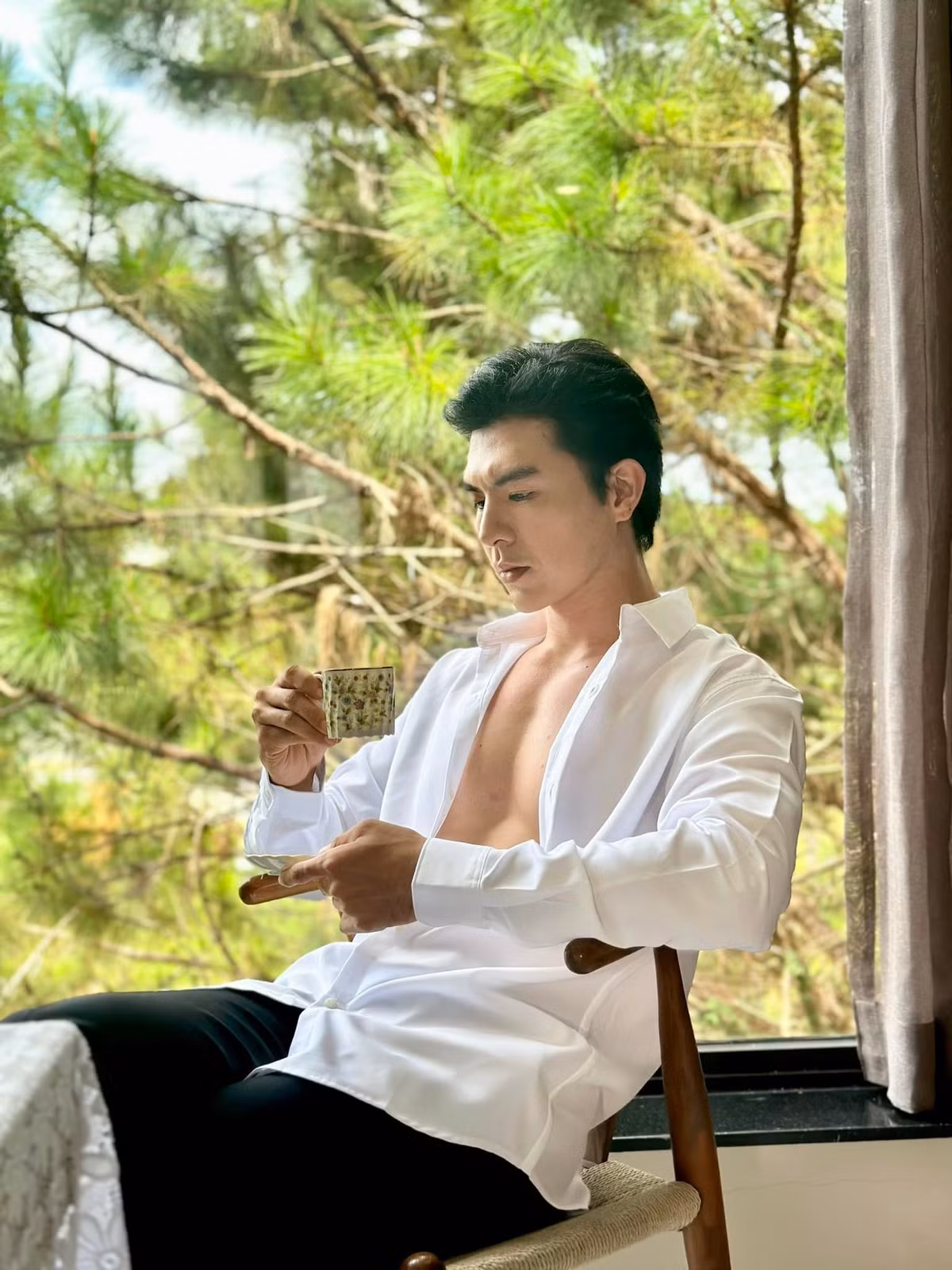 Steven Nguyễn vừa làm nhân viên soát vé, vừa diễn các vai quần chúng tại sân khấu kịch IDECAF. Ảnh: FB Steven Nguyễn.