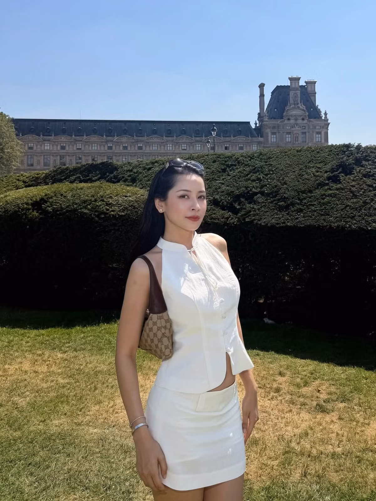 Chi Pu cho rằng giá trị của phụ nữ không nên được định nghĩa bởi người đàn ông bên cạnh hay việc họ được ai lựa chọn. Cô tự hào về những thành quả đã xây dựng, sự độc lập và quyền quyết định cuộc sống của mình. Theo nữ nghệ sĩ, tình yêu giúp hai người đồng hành nhưng không phải thước đo giá trị hay thành công của bất kỳ ai. Ảnh: FB Chi Pu.