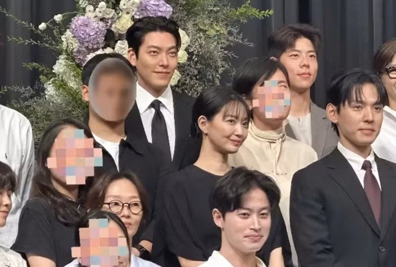 Shin Min Ah từng đóng phim Bạn gái tôi là Hồ ly, Điệu Cha-Cha-Cha làng biển. Kim Woo Bin góp mặt trong phim Người thừa kế, Thần đèn ơi, ước đi. Ảnh: Phụ Nữ Việt Nam.