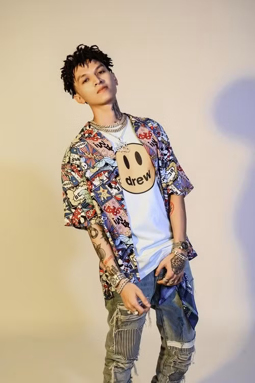 Bình Gold còn có phát ngôn gây sốc vào năm 2021. Cụ thể, trên trang cá nhân, rapper cho biết, anh cảm thấy khó chịu khi một số ngôi sao đến hợp tác có suy nghĩ rằng việc anh được làm việc với họ là một đặc ân. Ảnh: FB Bình Gold.