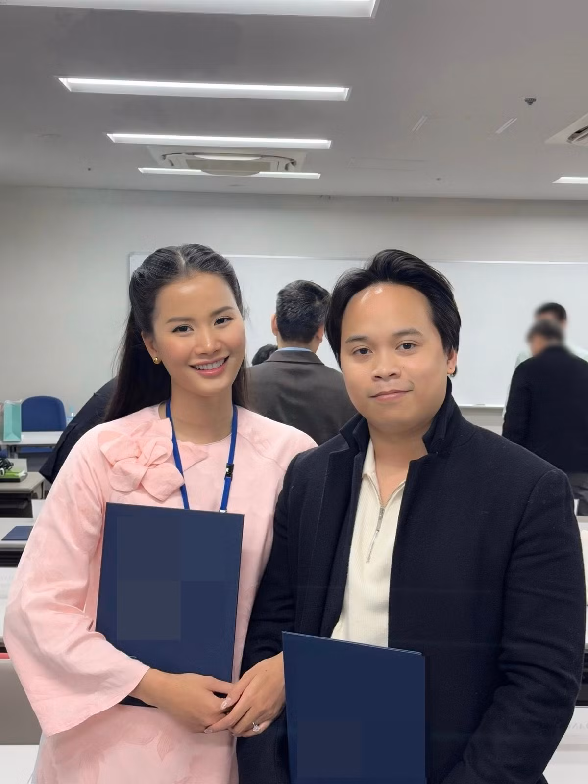 Trong mắt Hương Ly, doanh nhân Tùng Anh sống gọn gàng, ngăn nắp, kỷ luật, sẵn sàng dọn dẹp, giặt giũ, chẳng nề hà việc gì.
