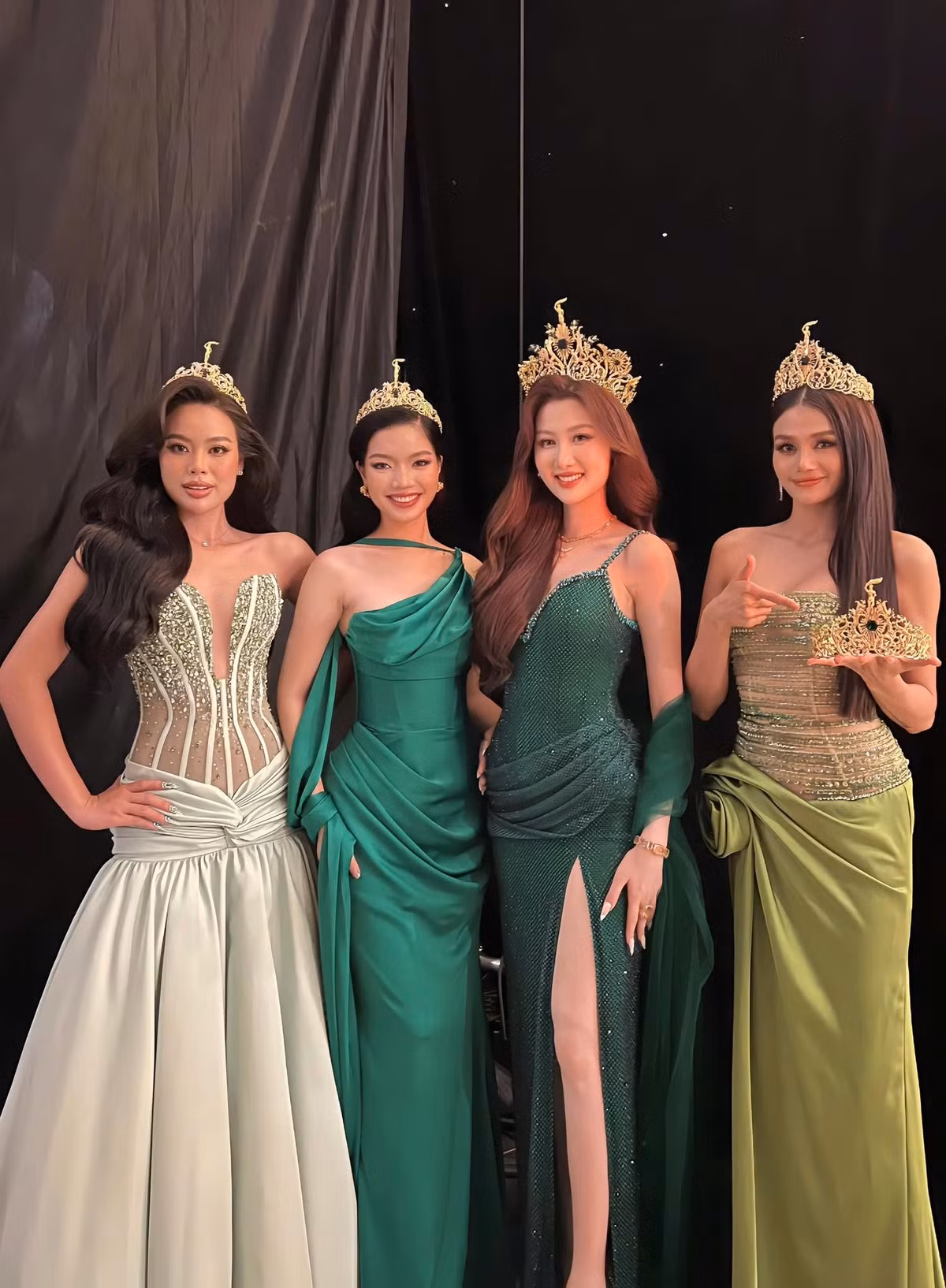 Quế Anh nhắn gửi đến cô gái đang ôm ấp giấc mơ chạm tay tới vương miện Miss Grand Vietnam 2025 hãy tự tin và tỏa sáng theo cách riêng của mình, đừng ngần ngại tạo nên những dấu ấn đáng nhớ.