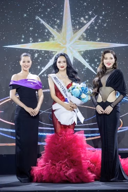 Kỳ Duyên (ngoài cùng bên phải) chia sẻ về việc Hương Giang thi hoa hậu: “Ngày hôm nay em trao dải sash Miss Universe Vietnam cho chị. Em an tâm nhất là kỹ năng và kinh nghiệm của chị . Em chỉ hy vọng may mắn sẽ mỉm cười thật tươi với chị, chị hãy tiến lên và mang vinh quang về cho nước nhà nhé”. Ảnh: Người Lao Động.