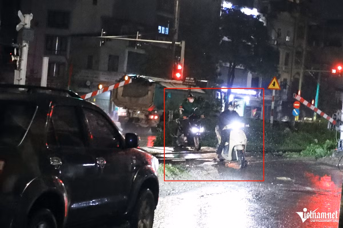 Vào 22h30, tại nút giao giữa đường sắt và ngõ 298 Ngọc Hồi, dù được trang bị hệ thống cảnh báo, gác chắn tự động, nhưng nhiều người vẫn “phớt lờ”, bất chấp nguy hiểm để vượt qua.