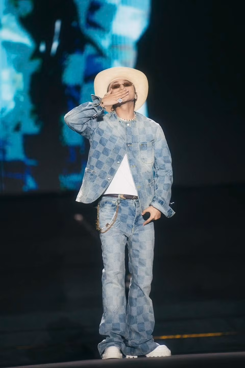 Sơn Tùng M-TP đoạt nhiều giải thưởng như Ca sĩ xuất sắc nhất Đông Nam Á tại MTV Europe Music Awards 2015, Ca sĩ của năm tại Cống hiến 2016, Nghệ sĩ Việt Nam đột phá nhất tại Mnet Asian Music Awards - MAMA 2017.